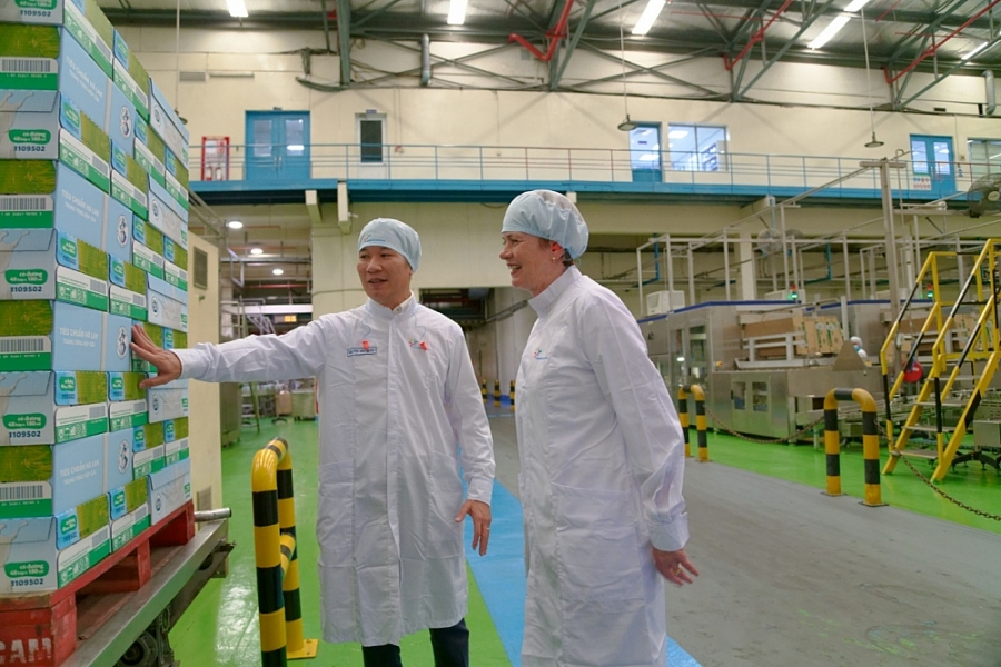 Trong hành trình 25 năm hiện diện và phát triển tại Việt Nam, FrieslandCampina luôn hướng đến mục tiêu chăm sóc sức khỏe người tiêu dùng thông qua những sản phẩm dinh dưỡng chất lượng cao Trong hành trình 25 năm hiện diện và phát triển tại Việt Nam, FrieslandCampina luôn hướng đến mục tiêu chăm sóc sức khỏe người tiêu dùng thông qua những sản phẩm dinh dưỡng chất lượng cao