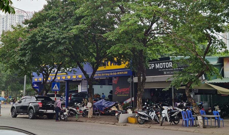 Một xưởng sửa chữa mô tô và gara ô ô ồn ào, lấn chiếm vỉa hè Một xưởng sửa chữa mô tô và gara ô ô ồn ào, lấn chiếm vỉa hè