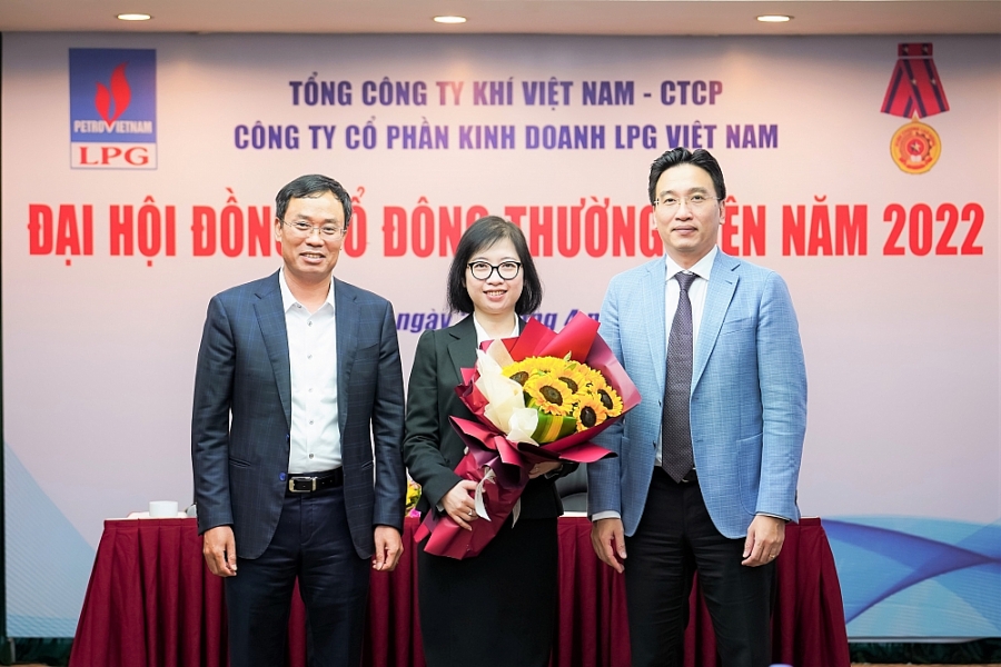 Lãnh đạo Tổng Công ty Khí Việt Nam tặng hoa chúc mừng Trưởng ban Kiểm soát Lãnh đạo Tổng Công ty Khí Việt Nam tặng hoa chúc mừng Trưởng ban Kiểm soát