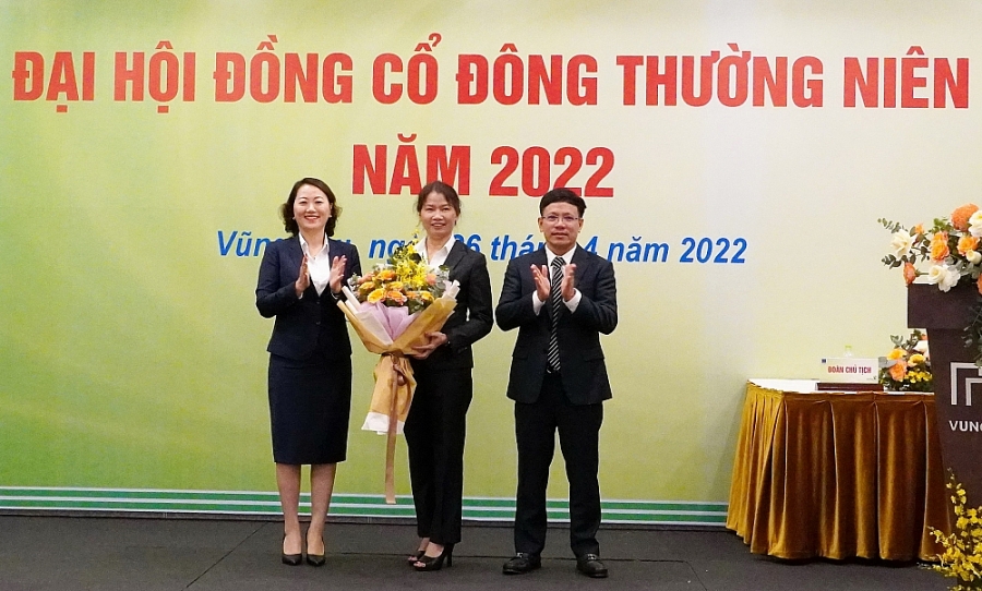Tri ân sự đóng góp của nguyên thành viên Ban Kiểm soát Công ty - bà Phan Thị Kim Thoa Tri ân sự đóng góp của nguyên thành viên Ban Kiểm soát Công ty - bà Phan Thị Kim Thoa