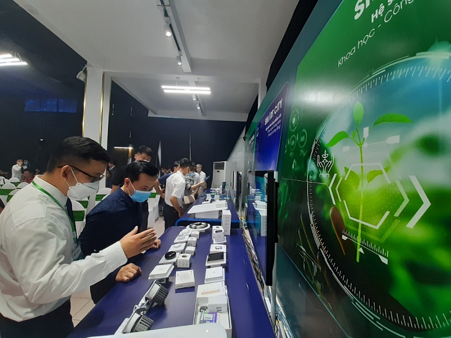 ảnh 3.Khách hàng tham gia trải nghiệm tại lễ ra mắt sản phẩm Smart Home - Rallismart thế hệ thứ 2