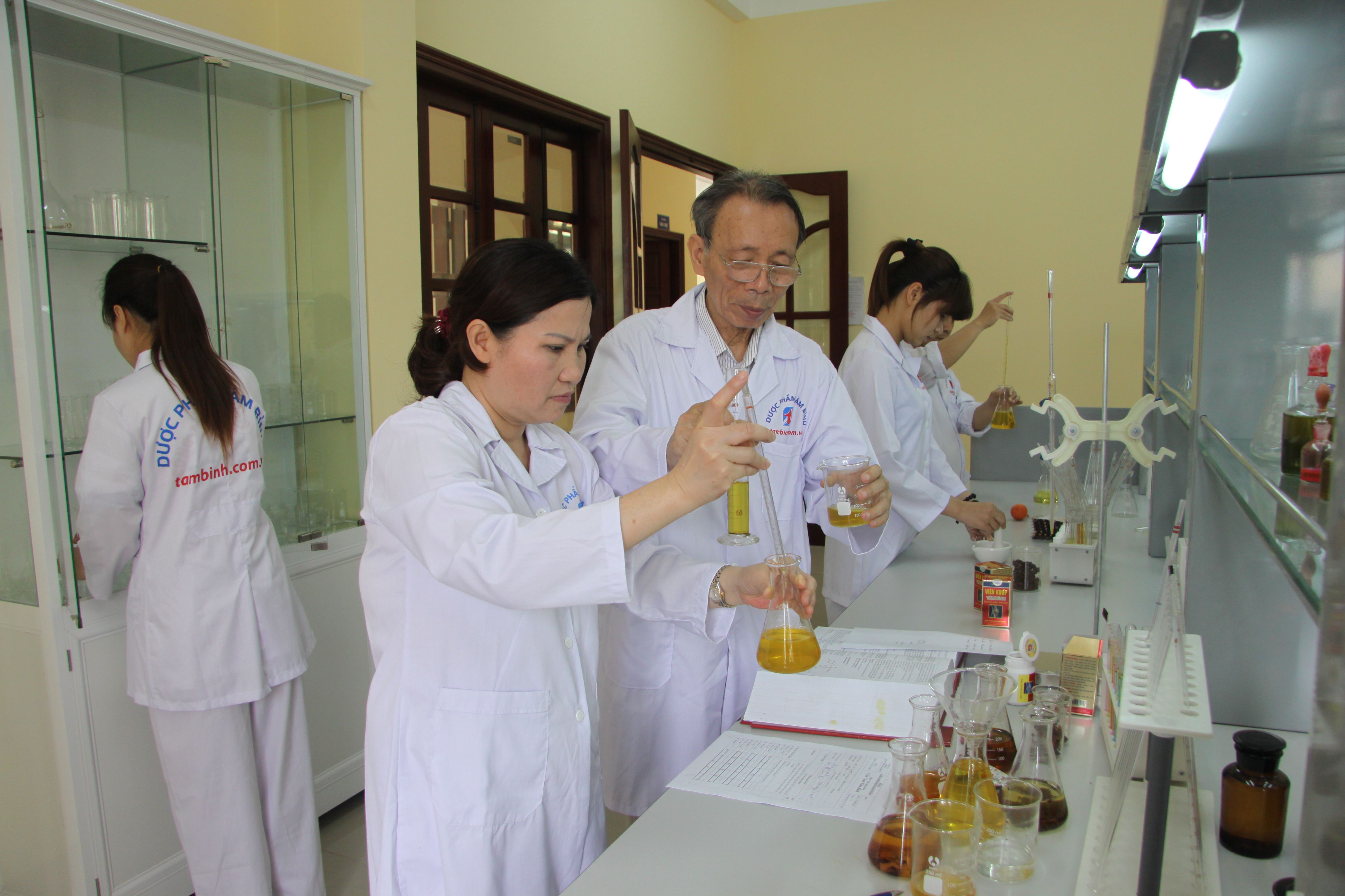 Miệt mài nghiên cứu trong phòng thí nghiệm để cho ra những sản phẩm hiệu quả