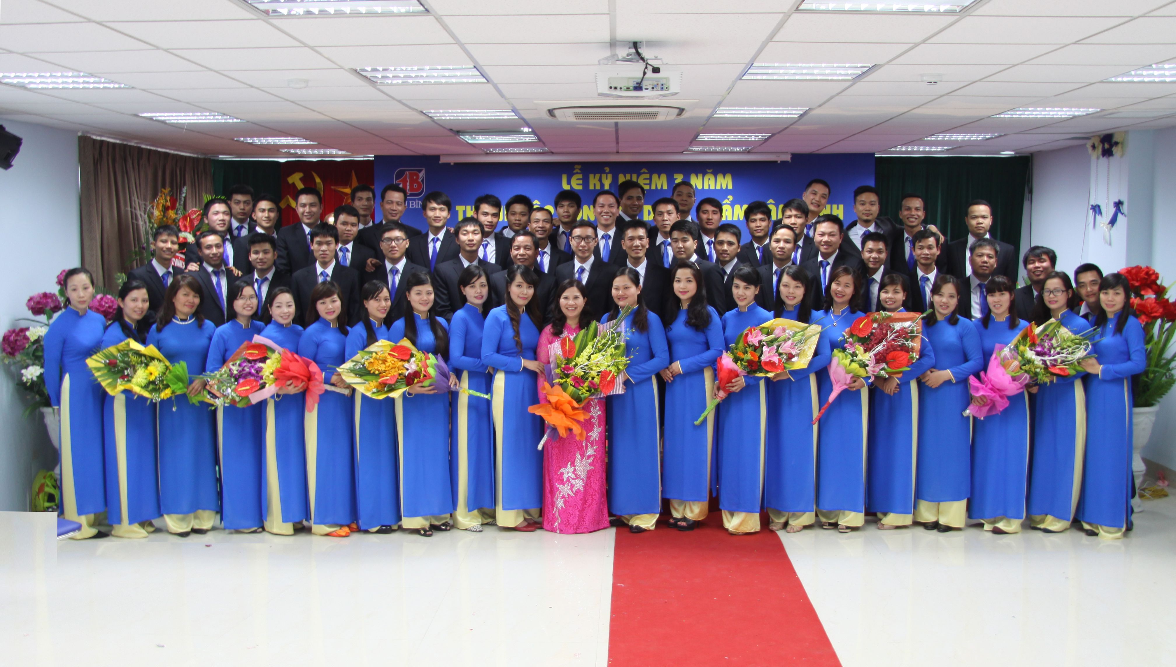 Tập thể CBCNV Công ty Dược phẩm Tâm Bình