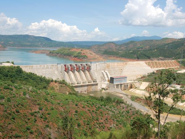 Đập thủy điện Đồng Nai 2 là đập bê tông trọng lực có chiều dài gần 1km, cao 80m, dung tích hồ chứa đạt 281 triệu m3