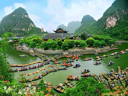 khach du vesak duoc tham quan mien phi trang an fansipan