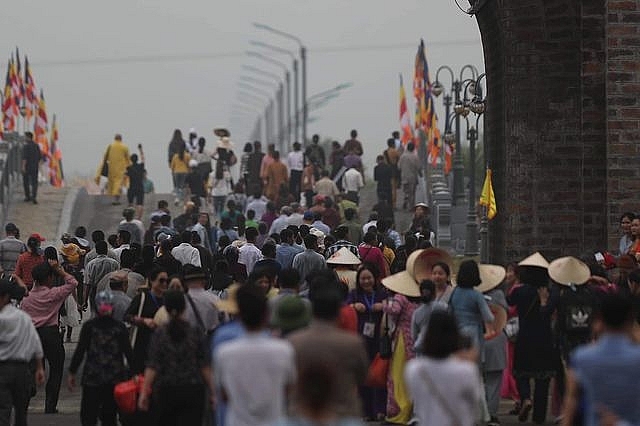 Hàng vạn người đổ về chùa Tam Chúc dự Đại lễ Phật đản Vesak 2019 hang van nguoi do ve chua tam chuc du dai le phat dan vesak 2019