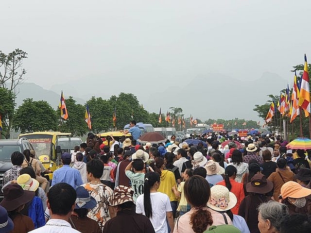Hàng vạn người đổ về chùa Tam Chúc dự Đại lễ Phật đản Vesak 2019 hang van nguoi do ve chua tam chuc du dai le phat dan vesak 2019
