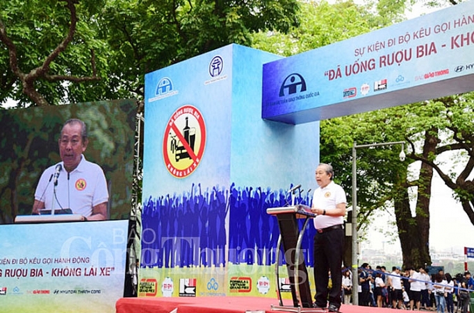 gan 10000 nguoi di bo keu goi hanh dong da uong ruou bia khong lai xe
