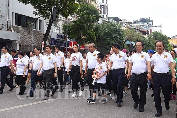 gan 10000 nguoi di bo keu goi hanh dong da uong ruou bia khong lai xe