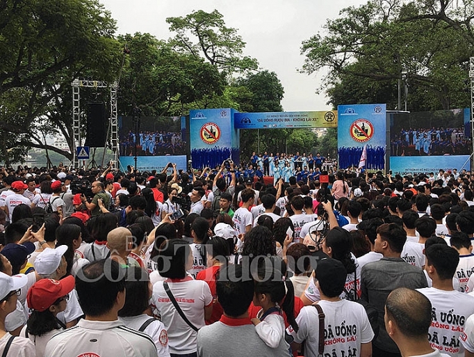 gan 10000 nguoi di bo keu goi hanh dong da uong ruou bia khong lai xe