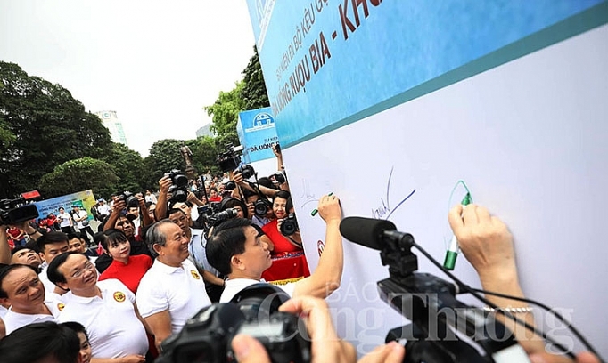 gan 10000 nguoi di bo keu goi hanh dong da uong ruou bia khong lai xe