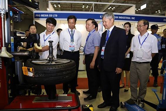 trien lam quoc te ve o to xe may xe dap dien va cong nghiep phu tro