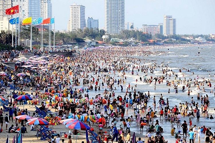 Hàng chục nghìn người tắm biển Vũng Tàu vào chiều 30/4