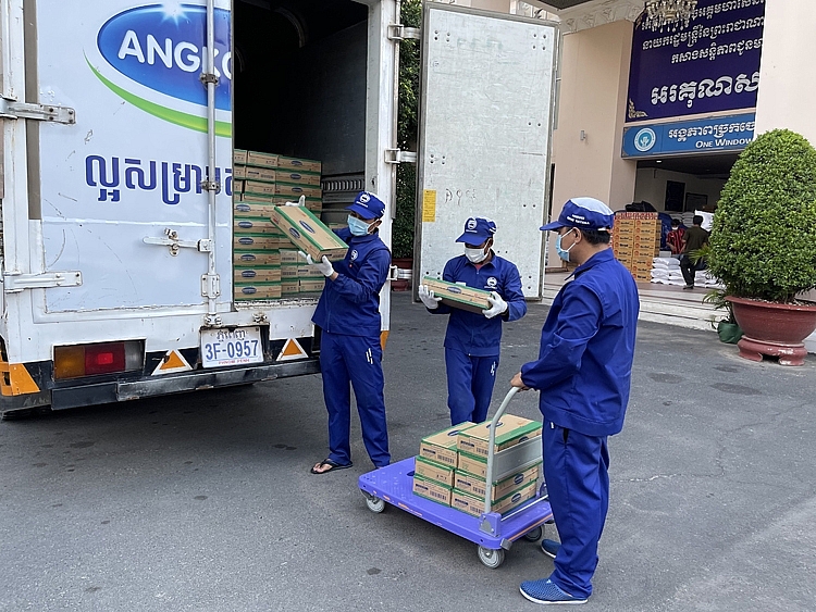 Công tác giao nhận sữa cho chính quyền Phnom Penh được nhà máy Angkormilk thực hiện cẩn trọng tuyệt đối theo qui định phòng dịch Covid-19 Công tác giao nhận sữa cho chính quyền Phnom Penh được nhà máy Angkormilk thực hiện cẩn trọng tuyệt đối theo qui định phòng dịch Covid-19