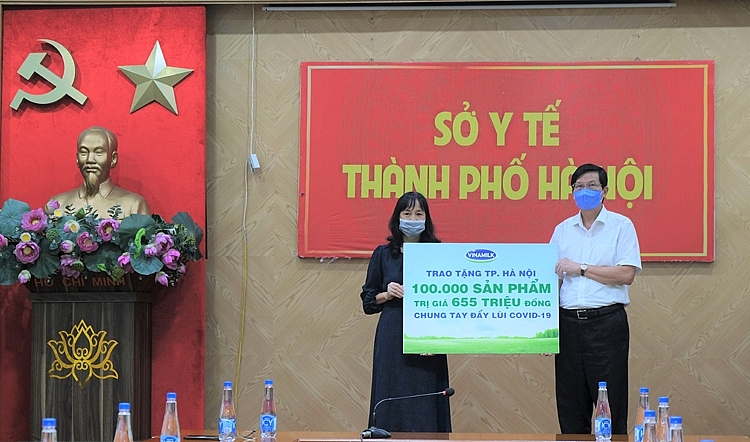 Gần 100.000 sản phẩm, tương đương hơn 655 triệu đồng, đã được Vinamilk trao tặng đại diện Sở Y tế TP. Hà Nội Gần 100.000 sản phẩm, tương đương hơn 655 triệu đồng, đã được Vinamilk trao tặng đại diện Sở Y tế TP. Hà Nội