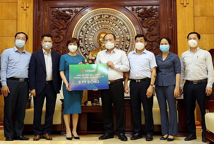 VPBank trao 5 tỷ tiền mặt ủng hộ Bắc Giang VPBank trao 5 tỷ tiền mặt ủng hộ Bắc Giang