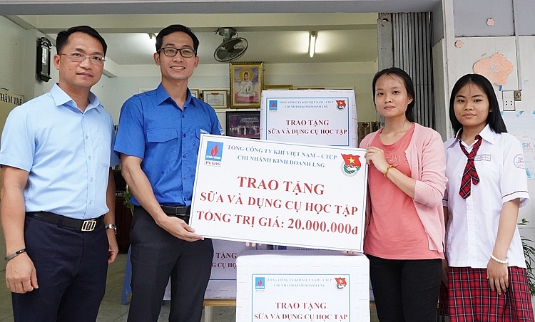 Đoàn Thanh niên PVGAS LNG thăm và tặng quà trẻ mồ côi tại Nhà Bè, HCM Đoàn Thanh niên PVGAS LNG thăm và tặng quà trẻ mồ côi tại Nhà Bè, HCM