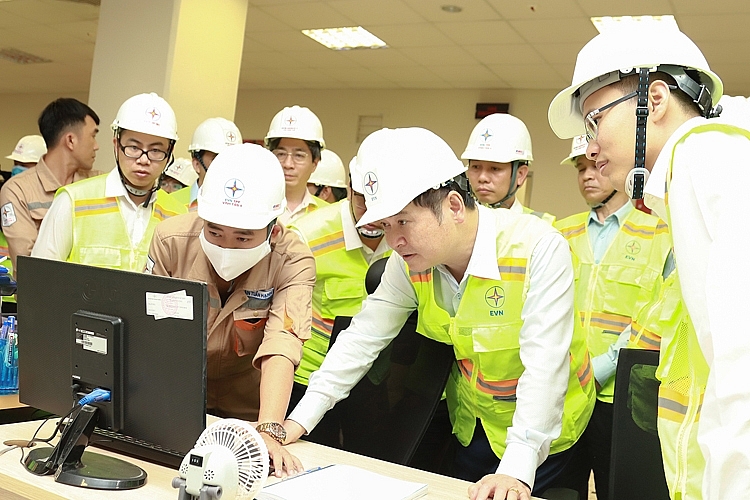 Đoàn đại biểu Quốc hội và Bộ Tài nguyên - Môi trường đến làm việc tại nhà máy