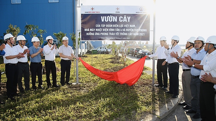 Ban Lãnh đạo nhà máy cùng chính quyền địa phương phát động lễ trồng cây tại nhà máy