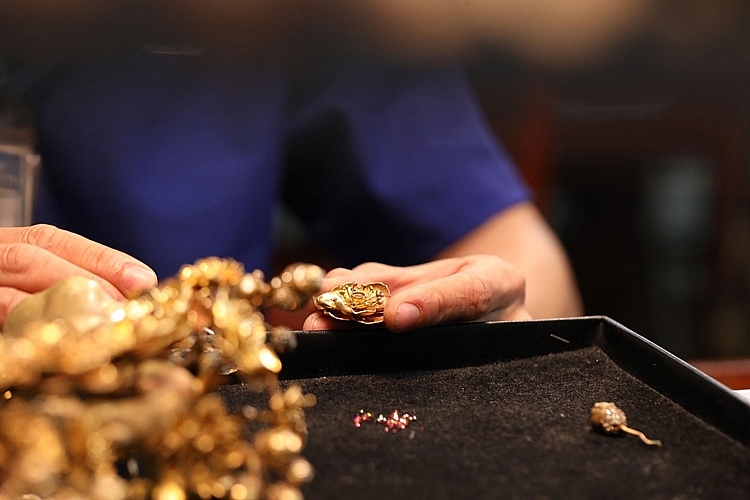 Cận cảnh chế tác nhanh mai vàng, giải thưởng đặc biệt của Mai Vàng