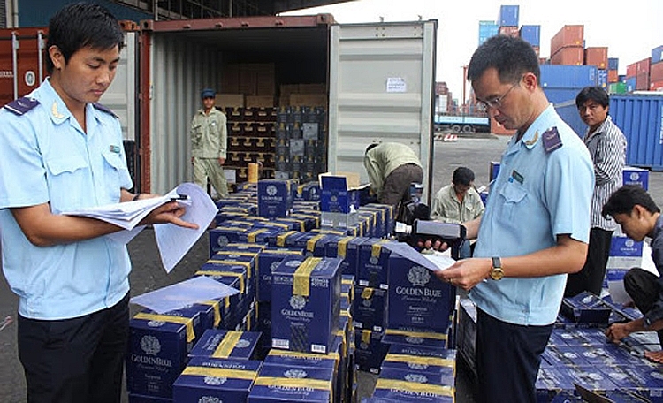 Cán bộ hải quan kiểm tra hàng hóa xuất nhập khẩu