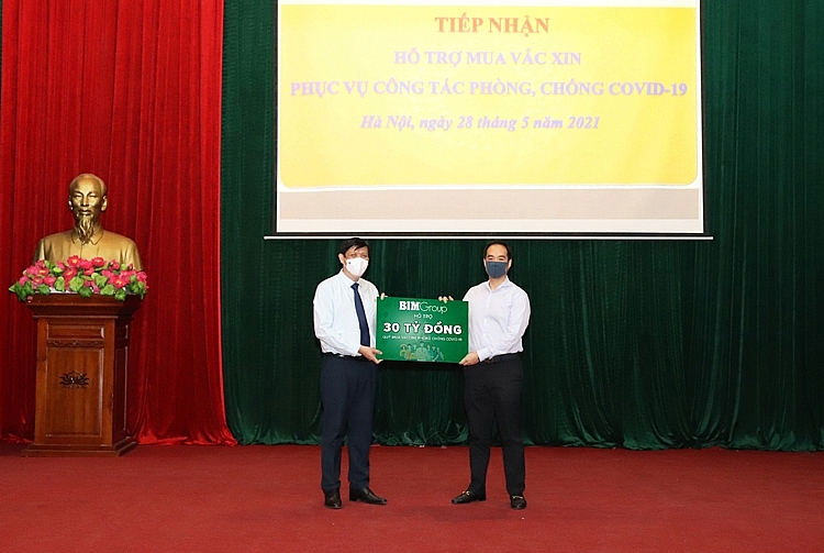 Ông Đoàn Quốc Huy, đại diện Tập đoàn BIM Group, trao 30 tỷ đồng cho Bộ Y tế ủng hộ Quỹ vaccine phòng chống Covid-19 Ông Đoàn Quốc Huy, đại diện Tập đoàn BIM Group, trao 30 tỷ đồng cho Bộ Y tế ủng hộ Quỹ vaccine phòng chống Covid-19