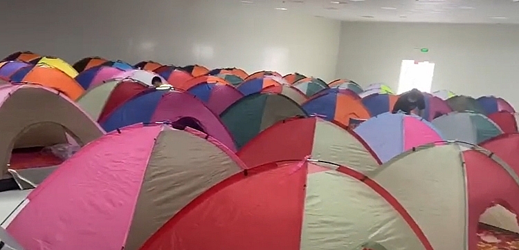 Các liều tạm được dựng lên cho công nhân ở lại nhà máy lao động sản xuất trong mùa dịch ở một vài khu công nghiệp Các liều tạm được dựng lên cho công nhân ở lại nhà máy lao động sản xuất trong mùa dịch ở một vài khu công nghiệp