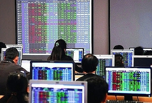 Người nộp lệ phí phải nộp toàn bộ số tiền lệ phí khi được cấp giấy phép, giấy chứng nhận hoạt động trong lĩnh vực chứng khoán cho Ủy ban Chứng khoán Nhà nước