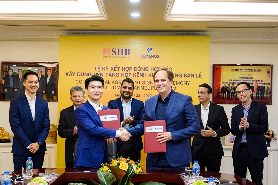 Ông Đỗ Quang Vinh – PTGĐ kiêm Giám đốc Khối Ngân hàng Số đại diện SHB và ông David Becker John - Giám đốc điều hành khu vực châu Á Thái Bình Dương đại diện Temenos trao hợp đồng hợp tác trước sự chứng kiến của Lãnh đạo cấp cao 2 bên