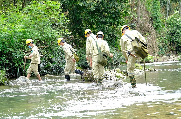 Những người “lính” của đội TTĐ Mai Châu phải lội suối, băng rừng mới đến được vị trí 344 ĐZ 500 kV Sơn La- Hòa Bình-Nho Quan Những người “lính” của đội TTĐ Mai Châu phải lội suối, băng rừng mới đến được vị trí 344 ĐZ 500 kV Sơn La- Hòa Bình-Nho Quan