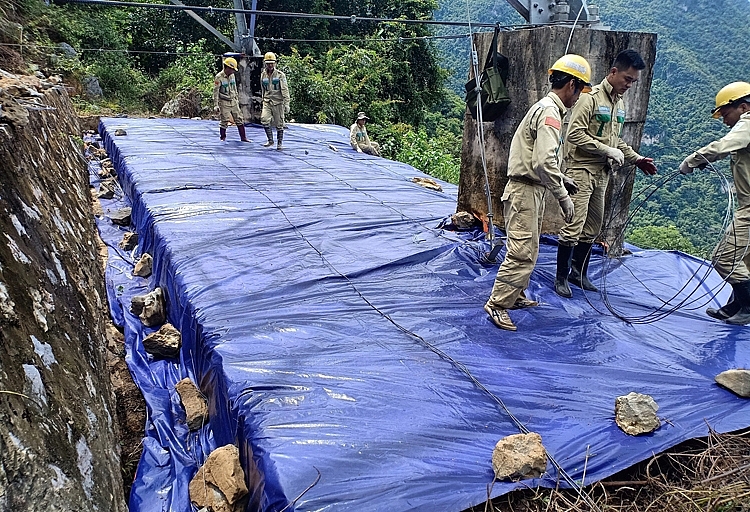 Công tác khắc phục tạm thời sạt lở do mưa bão tại vị trí 66 ĐZ 220kV Thành Sơn- Nho Quan năm 2020 Công tác khắc phục tạm thời sạt lở do mưa bão tại vị trí 66 ĐZ 220kV Thành Sơn- Nho Quan năm 2020