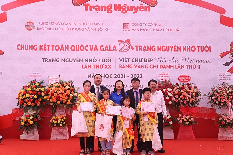 Ban tổ chức trao quà và phần thưởng cho các thí sinh đạt giải nhất Viết chữ đẹp