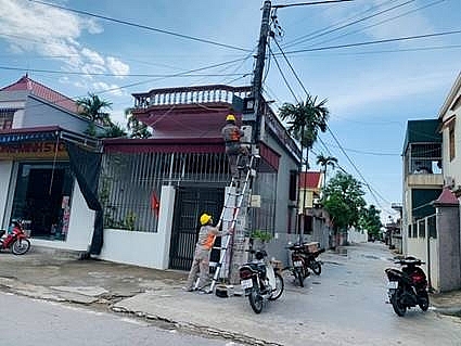 Công nhân Điện lực thay công tơ điện tử trên lưới điện hạ áp