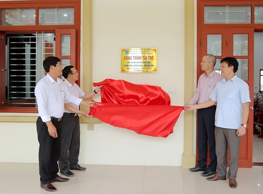 Các vị đại biểu đã thực hiện nghi thức khánh thành và gắn biển chứng thực PV GAS tài trợ cho công trình Các vị đại biểu đã thực hiện nghi thức khánh thành và gắn biển chứng thực PV GAS tài trợ cho công trình