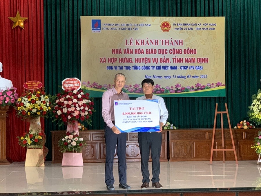 ông Đỗ Đông Nguyên - Thành viên độc lập HĐQT PV GAS trao chứng nhận tài trợ công trình cho xã Hợp Hưng, Nam Định ông Đỗ Đông Nguyên - Thành viên độc lập HĐQT PV GAS trao chứng nhận tài trợ công trình cho xã Hợp Hưng, Nam Định