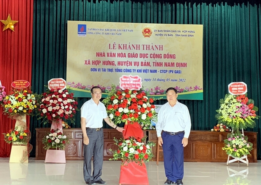 ông Hoàng Quốc Vượng - Bí thư Đảng ủy, Chủ tịch HĐTV Tập đoàn DKQGVN chúc mừng khánh thành công trình Nhà văn hóa giáo dục cộng đồng xã Hợp Hưng ông Hoàng Quốc Vượng - Bí thư Đảng ủy, Chủ tịch HĐTV Tập đoàn DKQGVN chúc mừng khánh thành công trình Nhà văn hóa giáo dục cộng đồng xã Hợp Hưng