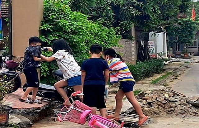 Đứa trẻ ở Khu 14 xã Cao Xá khóc nức nở khi bị ngã đau vì đường vào nhà bị cày, xới Đứa trẻ ở Khu 14 xã Cao Xá khóc nức nở khi bị ngã đau vì đường vào nhà bị cày, xới