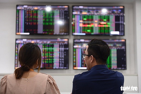 Nhà đầu tư theo dõi thị trường chứng khoán