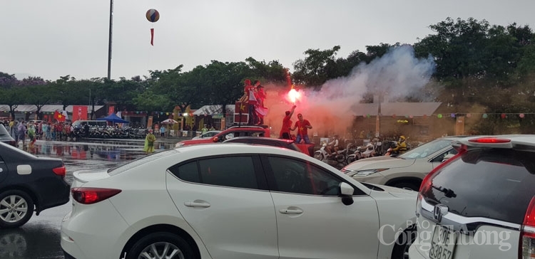 Không khí sôi động trước trận chung kết bóng đá nam Seagames