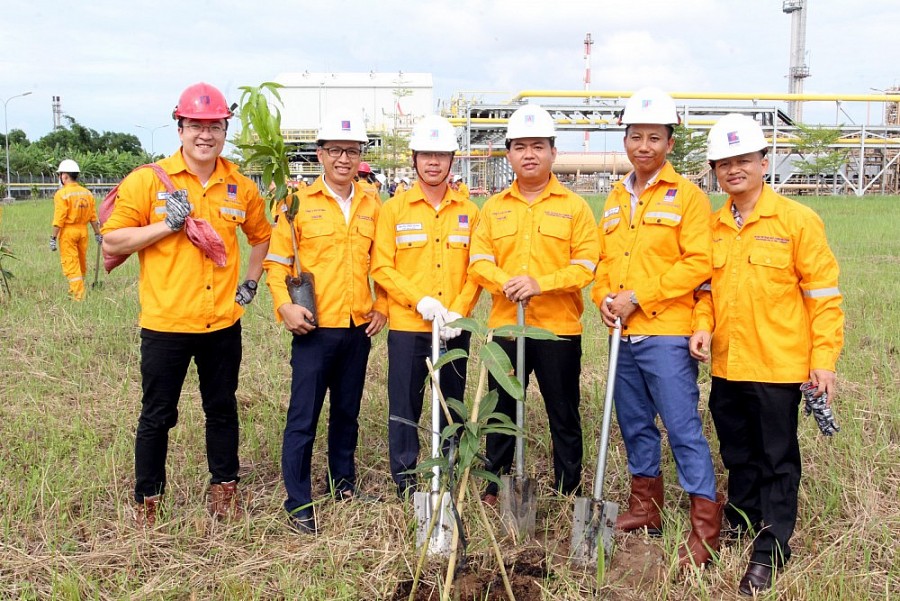 Các lãnh đạo Công đoàn và KCM tham gia ngày hội trồng cây