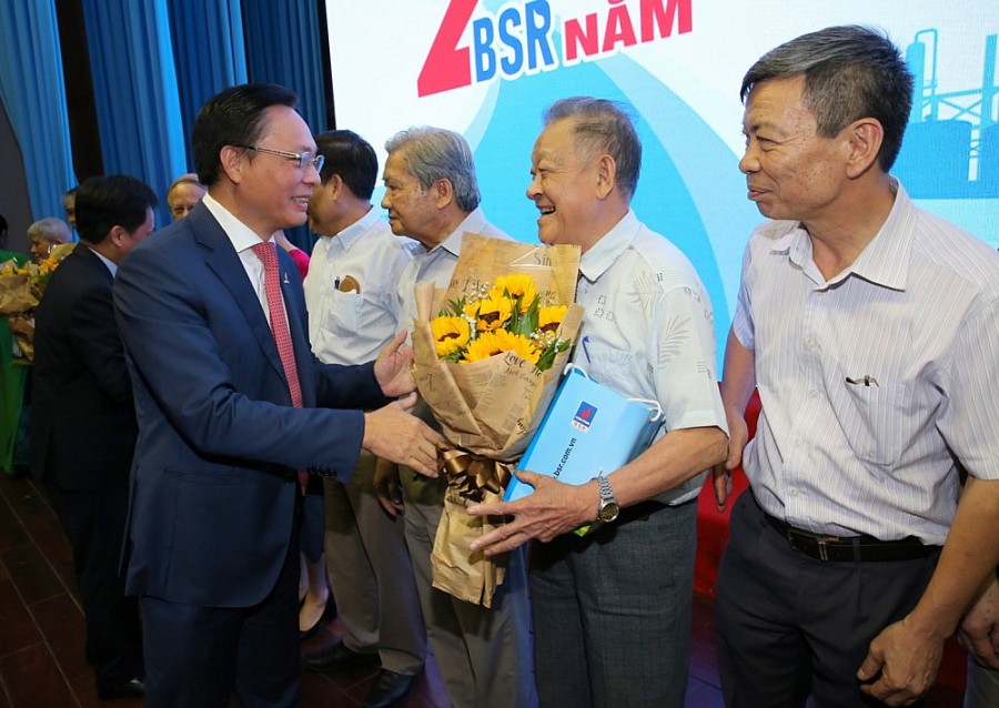 Tặng hoa tri ân các đồng chí nguyên là lãnh đạo BSR qua các thời kỳ Tặng hoa tri ân các đồng chí nguyên là lãnh đạo BSR qua các thời kỳ