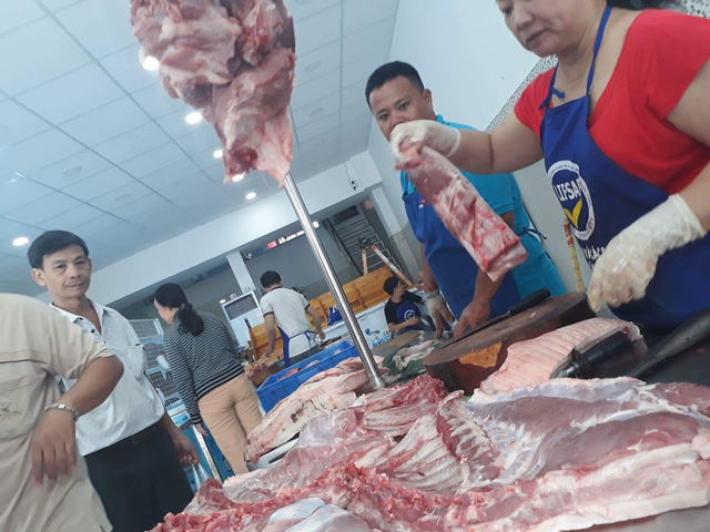 Trong cái khó, ló cái khôn, nhiều doanh nghiệp đã tìm được đầu ra khi xuất được heo sang Campuchia.