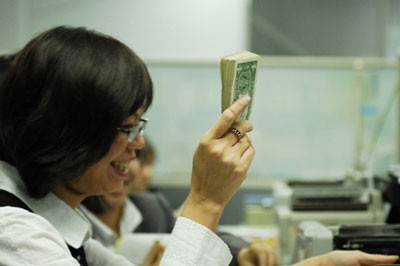 Khoảng 1 tuần gần đây, tỷ giá USD/VND liên tiếp tạo sóng và có lúc chạm mốc 23.000 VND/1 USD.