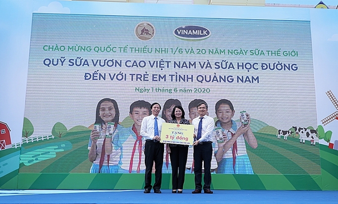 Vinamilk dành tặng món quà 1/6 đặc biệt đến với trẻ em Quảng Nam vinamilk danh tang mon qua 16 dac biet den voi tre em quang nam