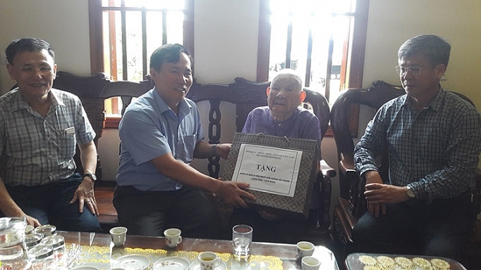 lanh dao thanh pho hai phong tham tang qua gia dinh chinh sach