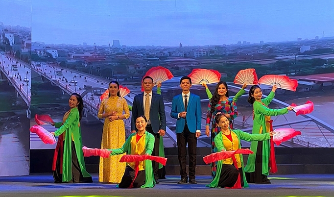 tphai phong dua nghe thuat ca hat doc dao den voi nhan dan