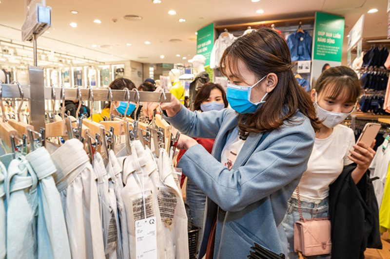 Thị trường bán lẻ hậu Covid-19: Online có “nuốt chửng” kênh offline? thi truong ban le hau covid 19 online co nuot chung kenh offline