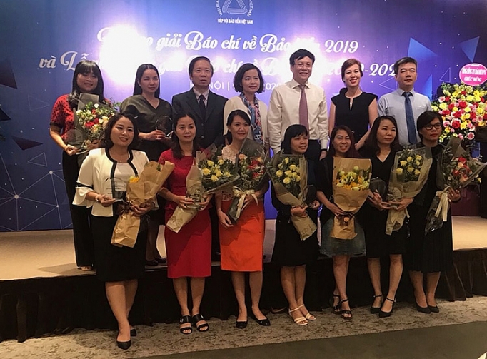 Trao giải Báo chí về Bảo hiểm 2019 và phát động giải giai đoạn 2020-2021 cong bo ket qua giai bao chi ve bao hiem 2019 va phat dong giai thuong bao chi ve bao hiem 2020 2021