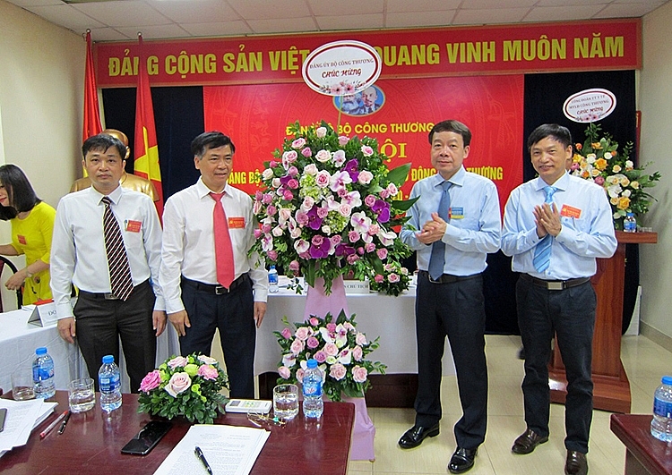 dang bo trung tam y te moi truong lao dong cong thuong doan ket quyet tam thuc hien thang loi cac muc tieu nhiem ky moi