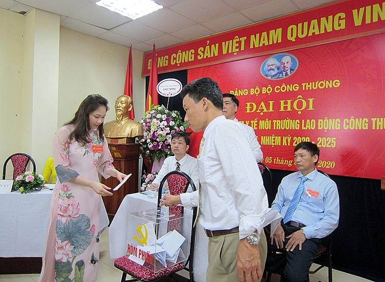 dang bo trung tam y te moi truong lao dong cong thuong doan ket quyet tam thuc hien thang loi cac muc tieu nhiem ky moi